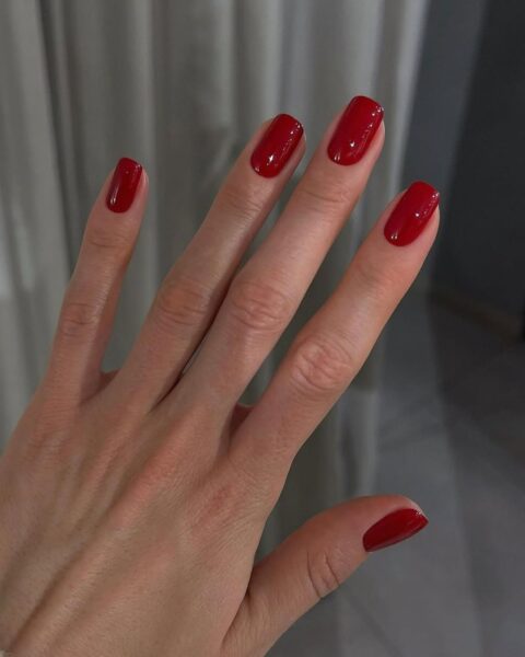 Odcienie czerwieni na Walentynki – manicure w tym roku wibruje zmysłowością i elegancją