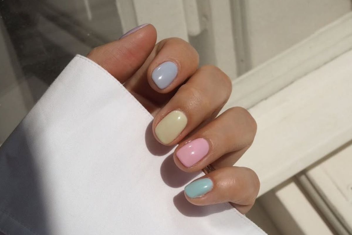 Pastelowy manicure na przedwiośnie 2025 – te kolory i wykończenia udowadniają, że pastele są eleganckie