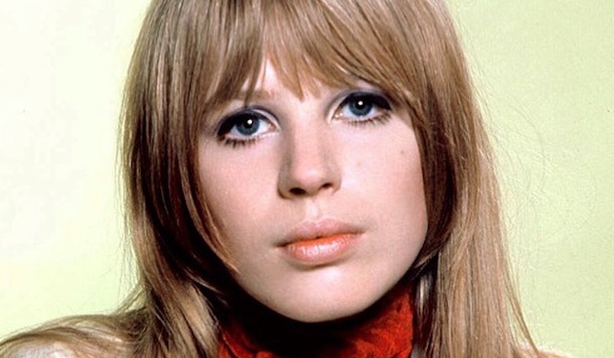 Marianne Faithfull – ikona rocka i stylu lat 60. i 70. Z okazji śmierci piosenkarki wspominamy jej pamiętne stylizacje