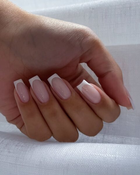 Bold french manicure łamie zasady minimalizmu. Czym jest i komu się spodoba?