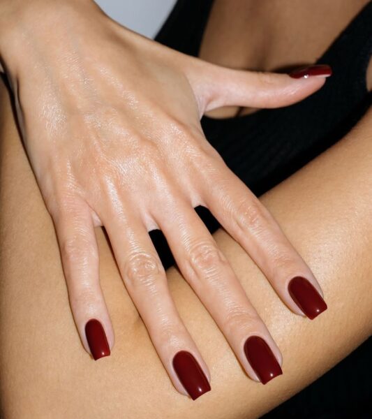 Glossy merlot manicure lśni elegancją, szykiem i pięknie wygląda u dojrzałych kobiet