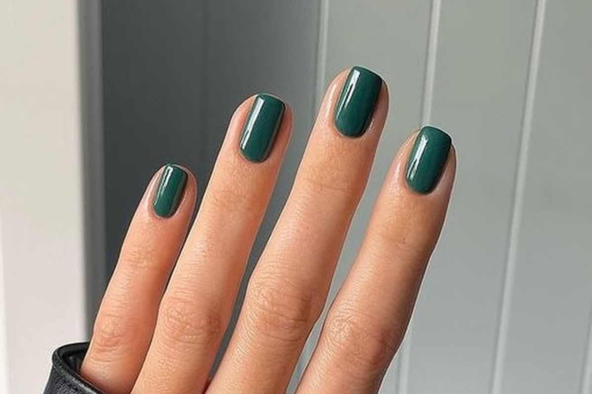 Manicure w kolorze szmaragdowej zieleni. Aż 11 trendowych propozycji z emerald green