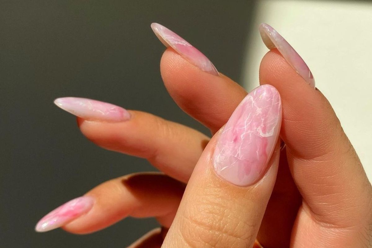 Marmurkowy manicure jest klasykiem, ale w 2025 roku jest inny niż dotychczas. Inspiracje na eleganckie paznokcie