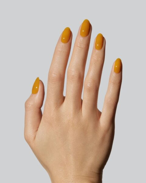 Manicure w miodowej odsłonie. Propozycje na 2025 rok ze słodkim odcieniem miodu