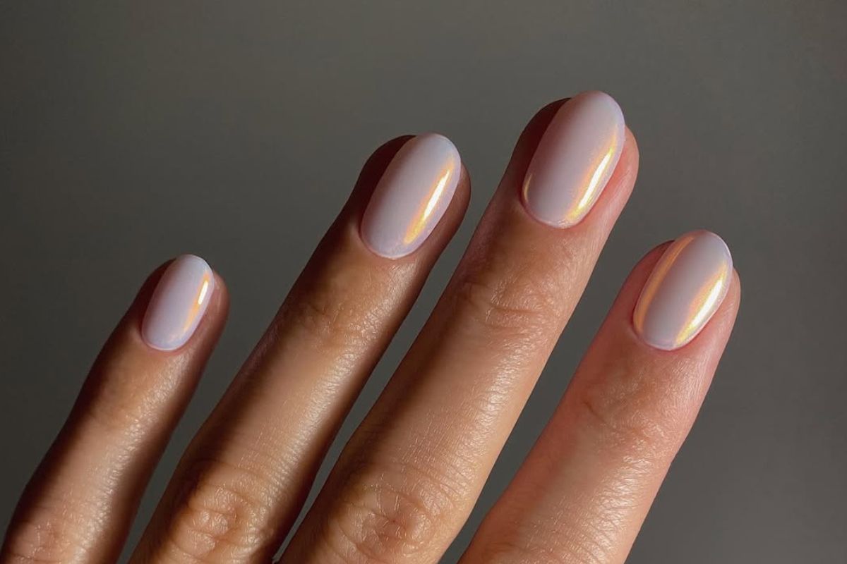 Manicure z opalizującym topem. Trendy na 2025 roku stawiają na subtelny blask w duchu minimalizmu