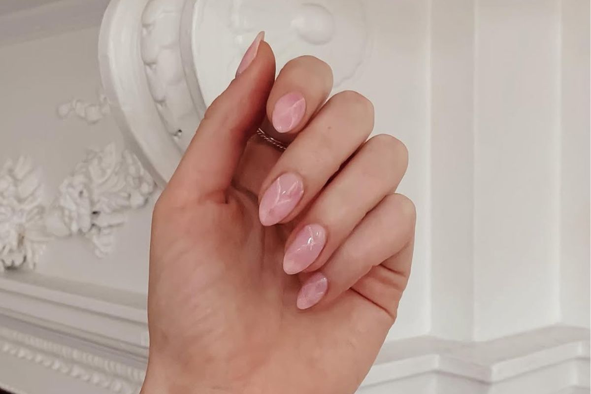 Manicure wyglądający jak kwarc. 8 trendowych, inspirujących propozycji w stylu quartz nails