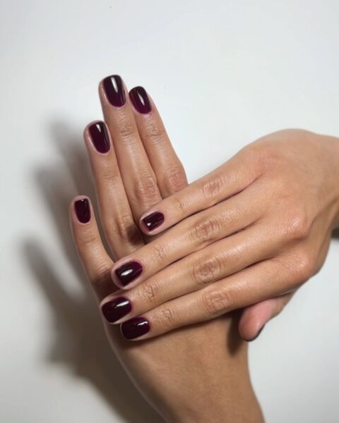 Ten włoski manicure powstał z myślą o krótkich paznokciach. Na czym polega?