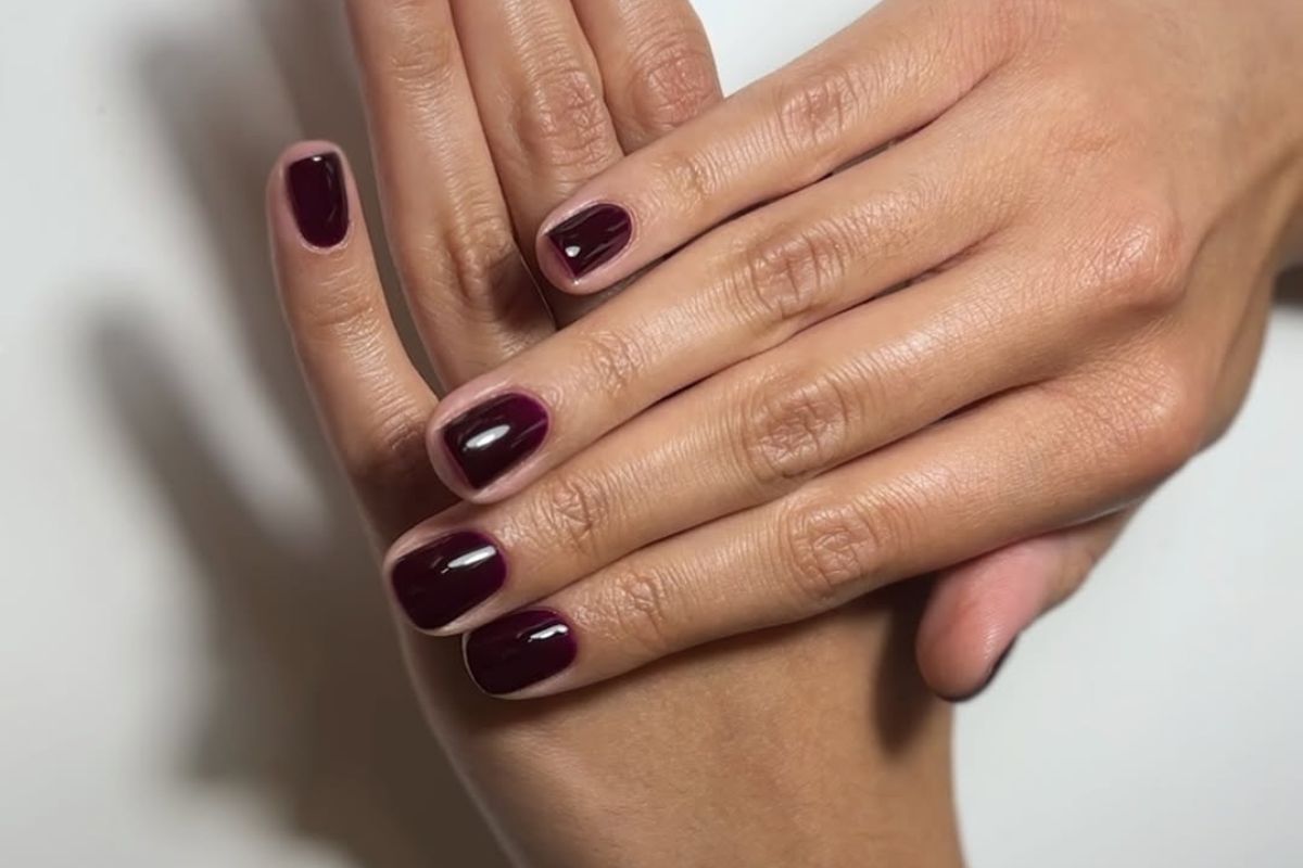 Ten włoski manicure powstał z myślą o krótkich paznokciach. Na czym polega?