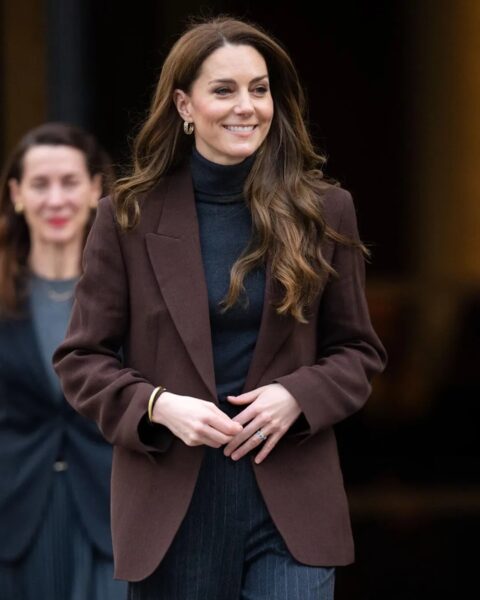 Inspirujemy się stylem księżnej Kate i w okresie przejściowym nosimy czekoladową marynarkę, która pełna jest królewskiej klasy