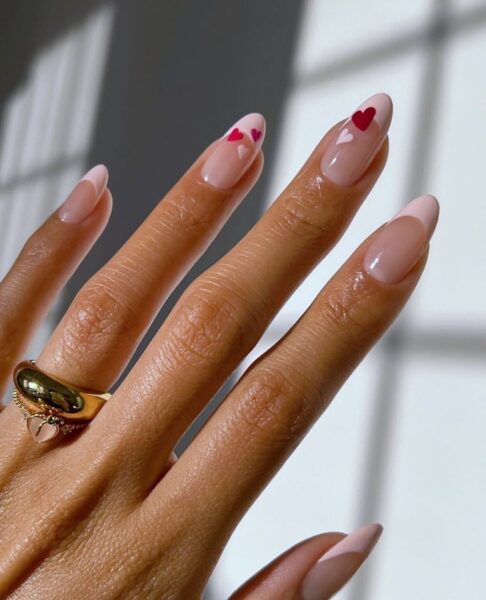 14 propozycji manicure na 14 lutego. Romantyczne stylizacje paznokci last minute na walentynki 2025