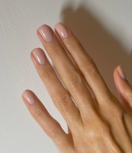 Manicure w stylu quiet luxury. Najmodniejszy trend w 2025 roku