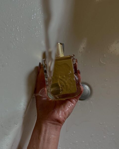 Perfumy na wiosnę 2025 uwodzą świeżością kwiatów i słodyczą owoców. Oto najpiękniejsze zapachy na ciepłe miesiące