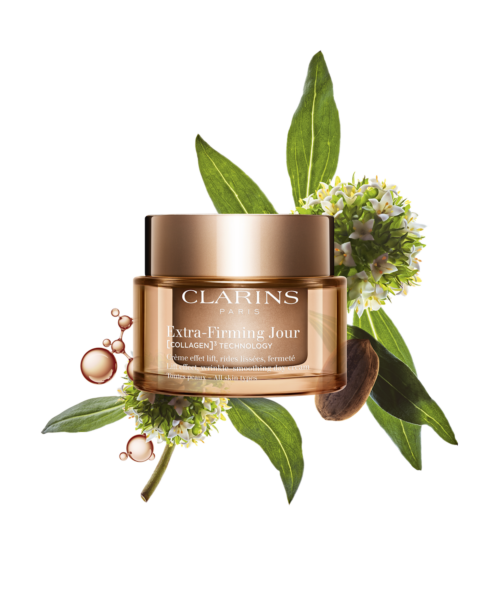 Szklany słoiczek kremu do twarzy Clarins Extra-Firming Jour z linii [COLLAGEN]³ TECHNOLOGY na białym tle. Opakowanie w eleganckim, złocistym odcieniu otoczone jest zielonymi liśćmi, kwiatami i mikroskopijnymi bąbelkami, symbolizującymi składniki aktywne. Krem przeznaczony jest do wszystkich typów skóry, oferując efekt liftingu, wygładzenia i ujędrnienia.