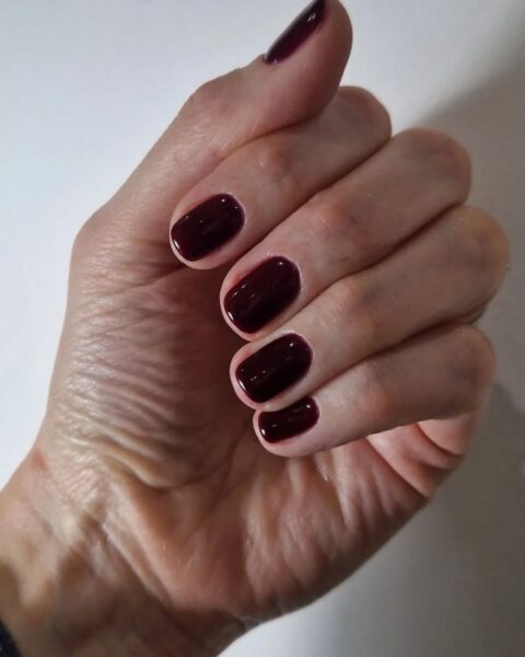Manicure cherry black nails. Trendowe paznokcie w 2025 roku na granicy czerni i wiśni