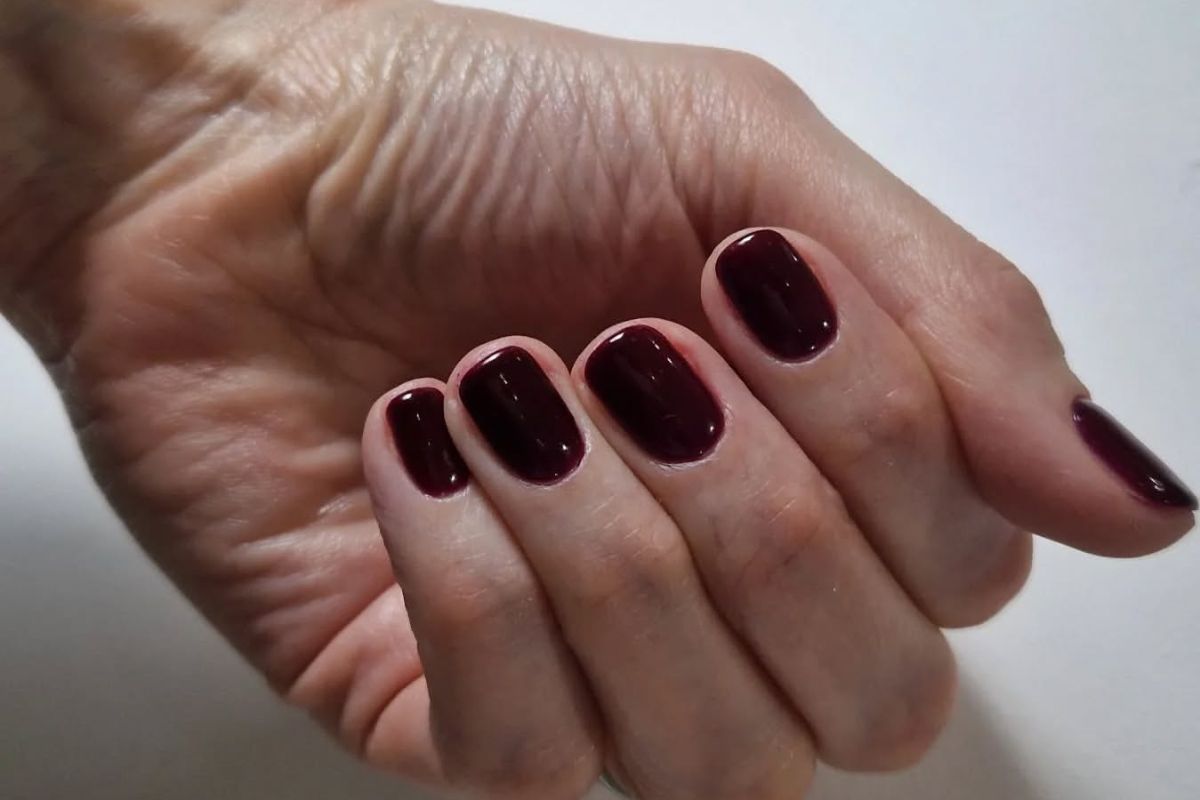 Manicure cherry black nails. Trendowe paznokcie w 2025 roku na granicy czerni i wiśni