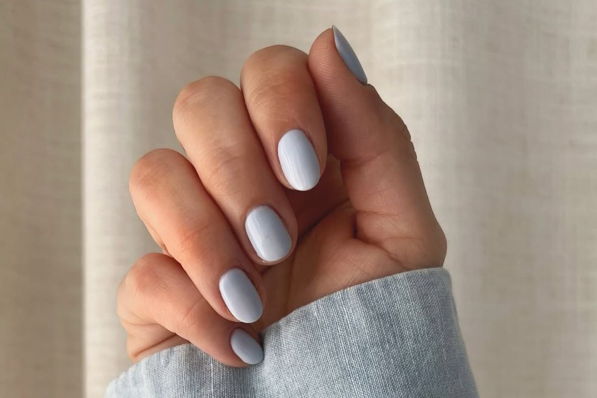 Manicure w kolorze baby blue na początek wiosny. Pokazujemy, jak nosić jasne, niebieskie paznokcie