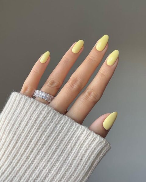 Manicure butter yellow. Poznaj modny kolor paznokci w 2025 roku, który zmienia podejście do elegancji