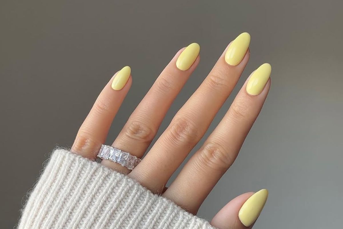 Manicure butter yellow. Poznaj modny kolor paznokci w 2025 roku, który zmienia podejście do elegancji