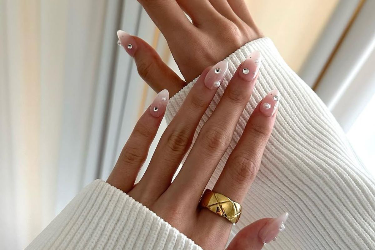 Manicure z perłami. Najciekawsze wzory na paznokciach z biżuteryjnym akcentem – 16 propozycji