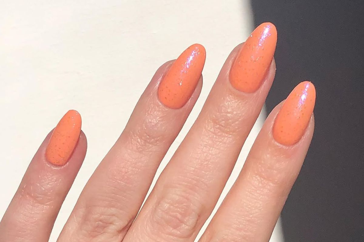 Morelowe paznokcie – nowy kolor w manicure na wiosnę 2025 kusi soczystym blaskiem