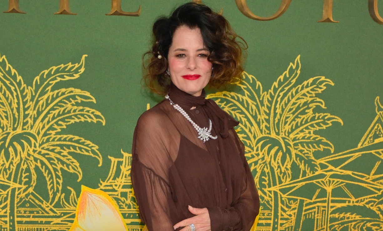 Parker Posey z “Białego Lotosu” nową ikoną stylu 50+