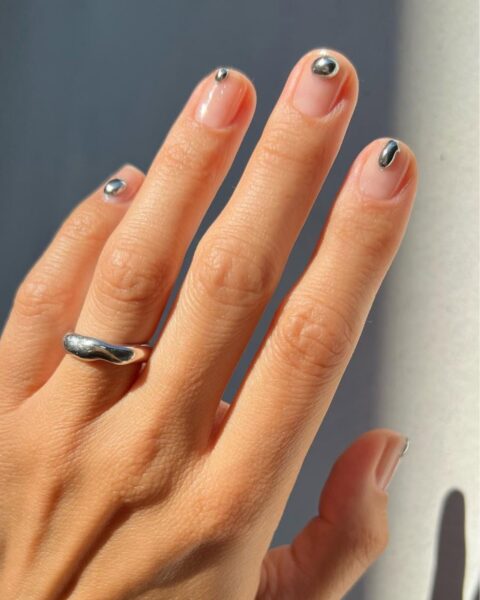 Paznokcie ze zdobieniami 3D. Zobacz prawdziwy hit w manicure, który zachęca do większej ekspresji stylu