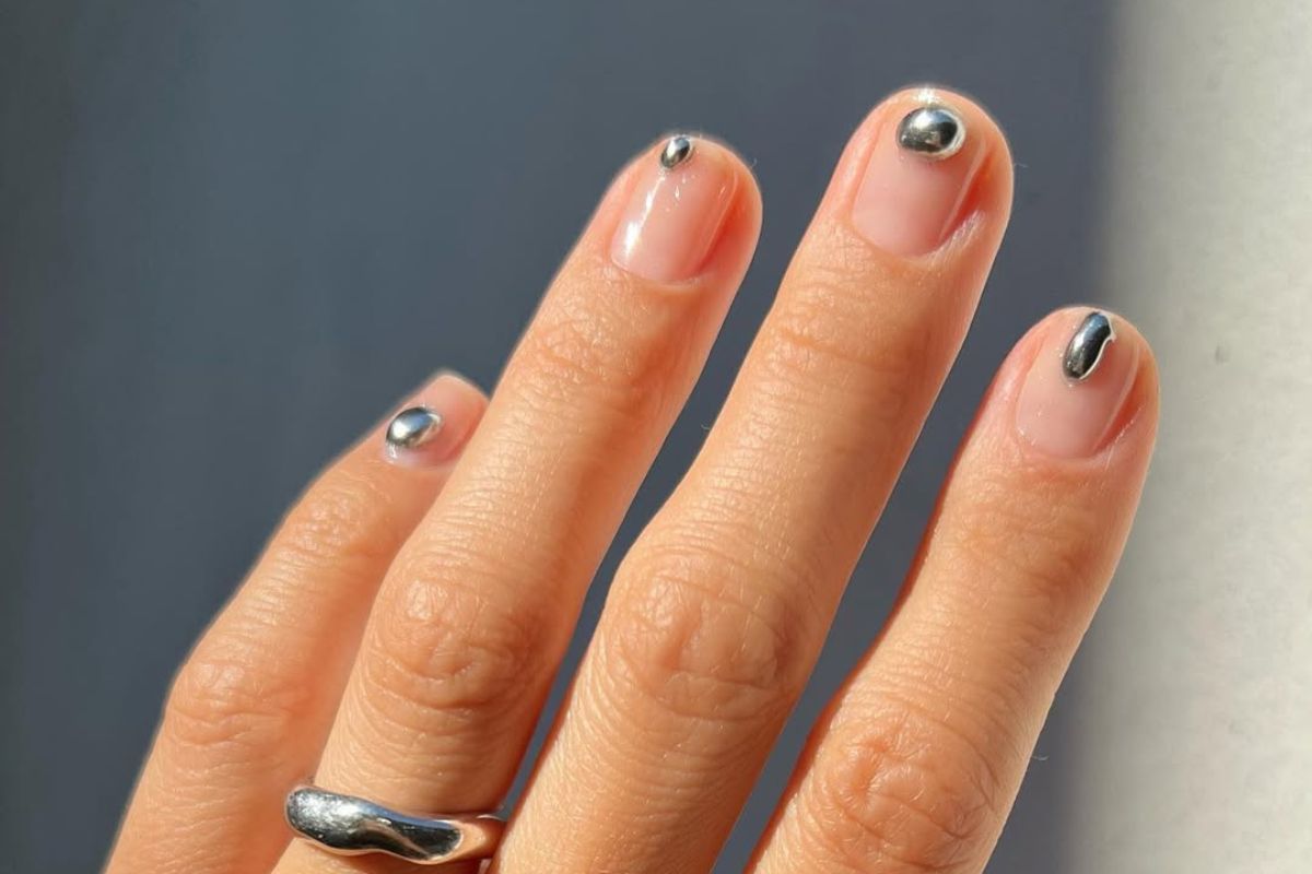 Paznokcie ze zdobieniami 3D. Zobacz prawdziwy hit w manicure, który zachęca do większej ekspresji stylu