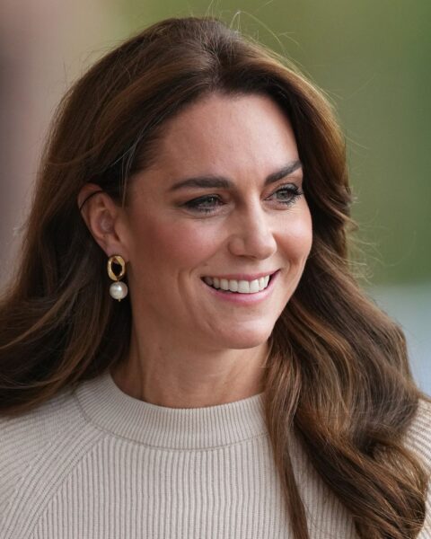 Kate Middleton zna się na trendach. Sukienka księżnej do strzał w modową, elegancką dziesiątkę