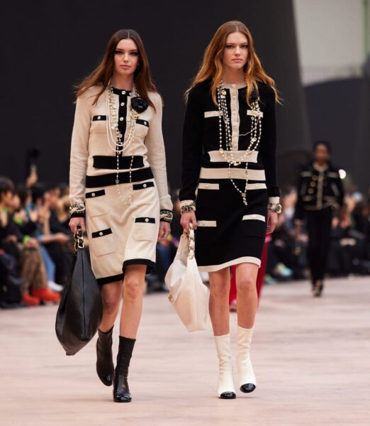 Chanel na jesień i zimę 2025/26: Pod szklanym dachem Grand Palais objawił nam się modowy teatr onirycznych iluzji