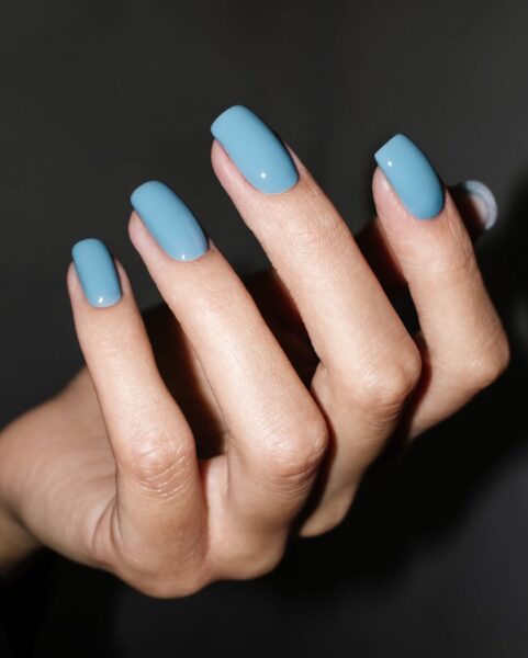 Manicure w kolorze baby blue na początek wiosny. Pokazujemy, jak nosić jasne, niebieskie paznokcie