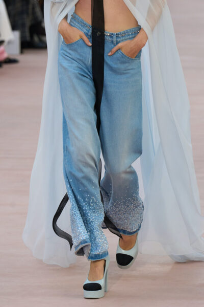 Spodnie z kantem, skinny czy mom jeans? Znamy najmodniejsze modele na wiosnę 2025