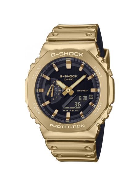 Złoty zegarek Casio G-Shock z ośmiokątną kopertą, czarną tarczą z analogowo-cyfrowym wyświetlaczem oraz funkcjami dodatkowymi, takimi jak alarm, stoper i podświetlenie.