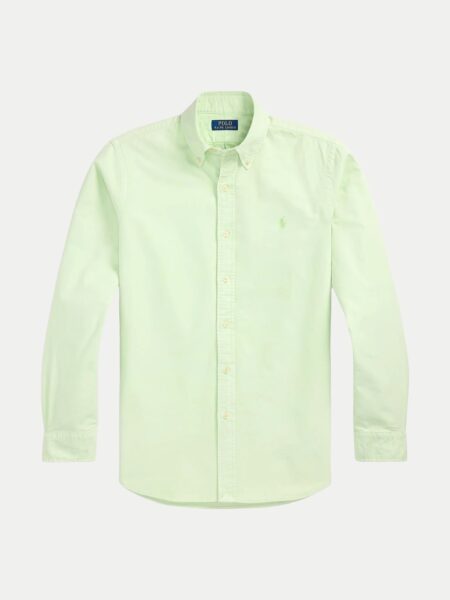 Jasnozielona koszula męska z długim rękawem, kołnierzykiem typu button-down i haftowanym logo Polo Ralph Lauren na piersi, widok na białym tle.