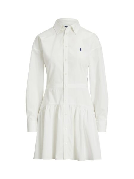 Biała sukienka koszulowa Polo Ralph Lauren z długimi rękawami, kołnierzykiem, rozkloszowanym dołem i haftowanym niebieskim logo na piersi, widok na jasnym tle.