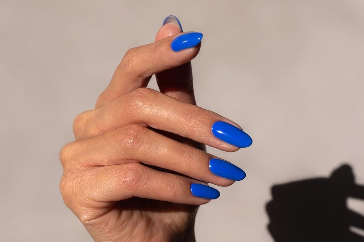 Niebieski manicure – współczesne stylizacje odczarowują ten kolor