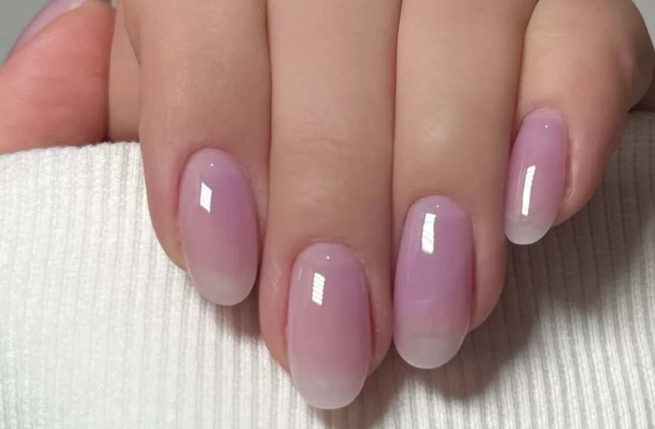 “Wodnisty manicure” to najnowszy trend, który zastąpi mleczne odcienie