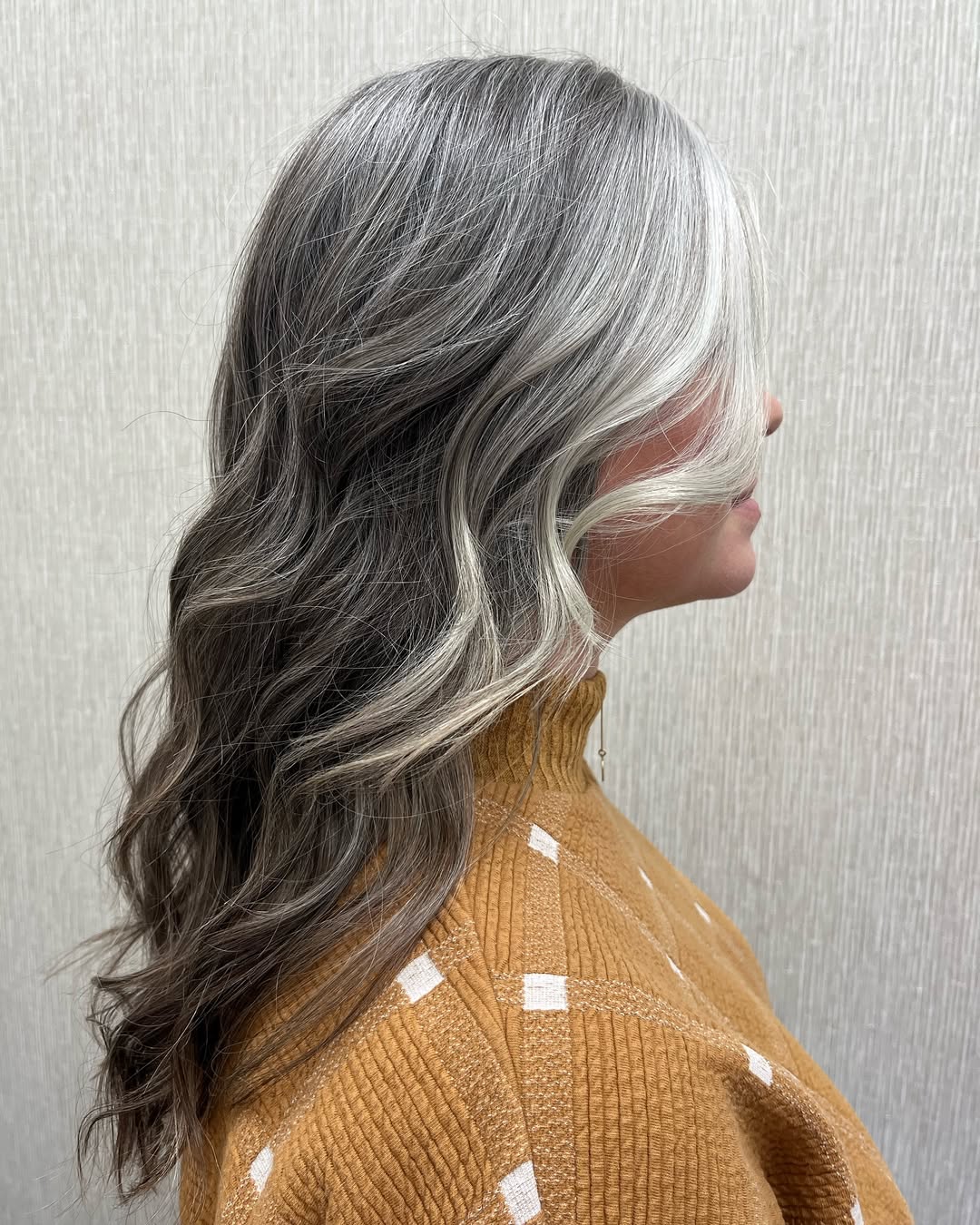 Greyblending, czyli nowy modny sposób na siwe włosy