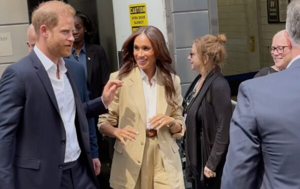 Meghan Markle w doskonałej stylizacji na lato. Len, jedwab i ponadczasowy krój