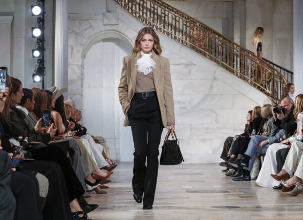 Modelka na pokazie Ralph Lauren jesień 2025 w Nowym Jorku