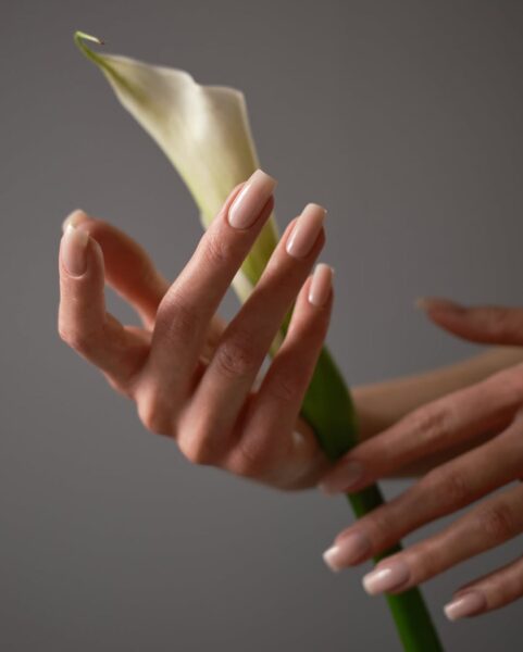 Manicure z wiosennymi wzorami. Zobacz 8 fantazyjnych propozycji na kwiecień
