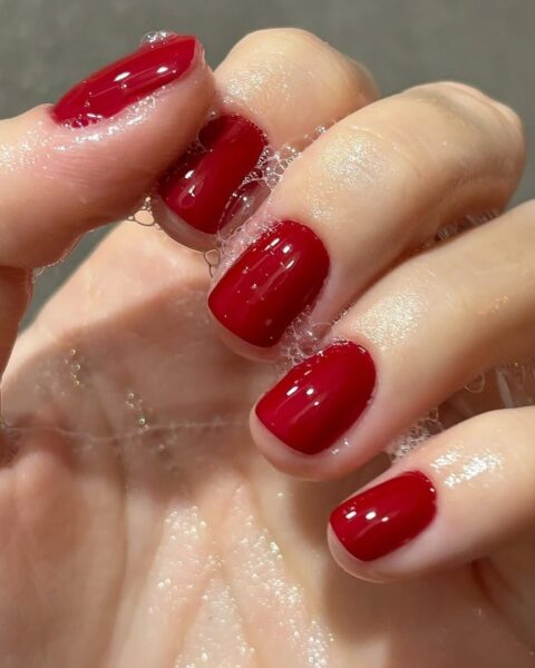 Cherry jam manicure to najbardziej smakowity pomysł na paznokcie wiosną