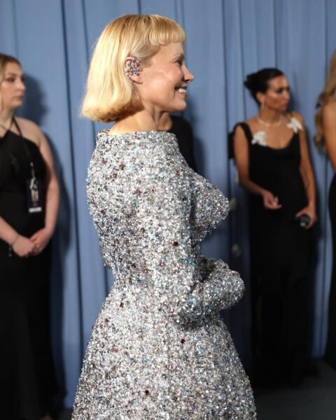 Pamela Anderson w srebrnej kreacji Tory Burch na gali MET 2025