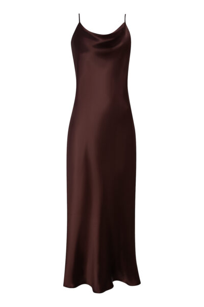 Jedwabna, czekoladowobrązowa sukienka na ramiączkach typu slip dress — ponadczasowy element letniej szafy kapsułowej, idealny zarówno na dzień, jak i na wieczór.