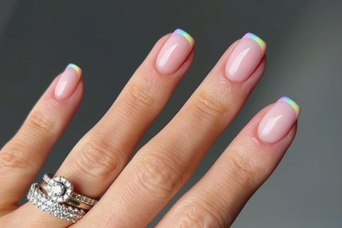 French manicure w kolorze tęczy na maj 2025 – 8 stylizacji z kolorem