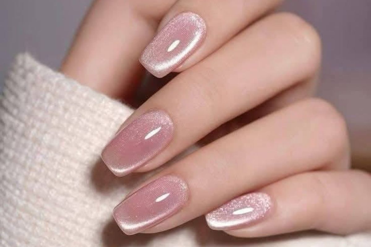 Glass nails na maj 2025 – 8 propozycji w najmodniejszych kolorach sezonu