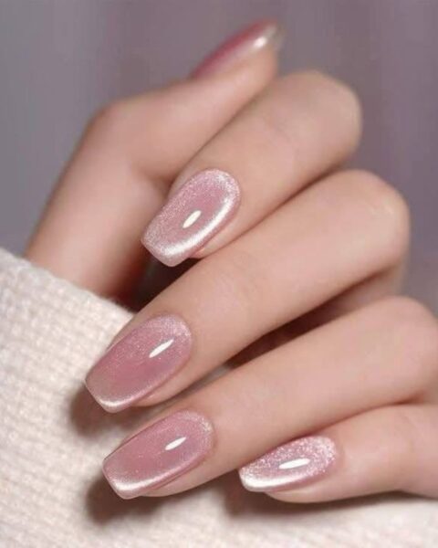 Glass nails na maj 2025 – 8 propozycji w najmodniejszych kolorach sezonu