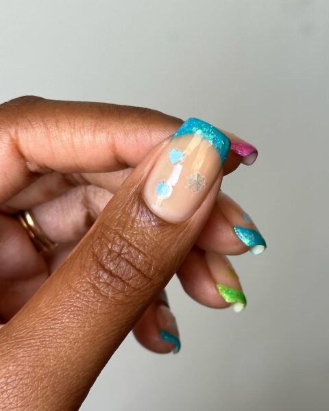 Przykład kolorowego "sleepover manicure" / fot. Instagram.com/melanated.mani