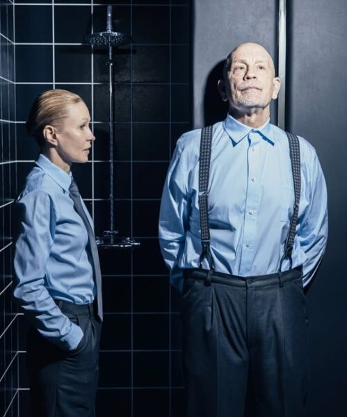 John Malkovich i Ingeborga Dapkunaite - aktorzy w błękitnych koszulach na plakacie reklamującym spektakl.