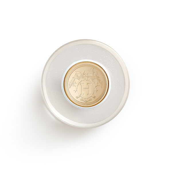Blanc Orage 02: Flakon lakieru Hermès w perłowo-białym kolorze z lekkim, opalizującym wykończeniem; minimalistyczny design.