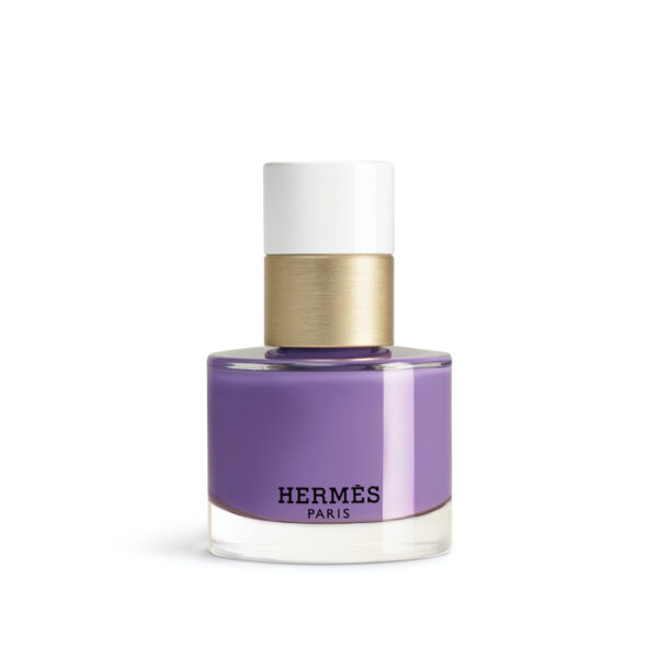 Iris Violetta 44: Flakon lakieru do paznokci Hermès w intensywnym, fiołkowym odcieniu; luksusowy wygląd z kontrastującą białą i złotą zakrętką.
